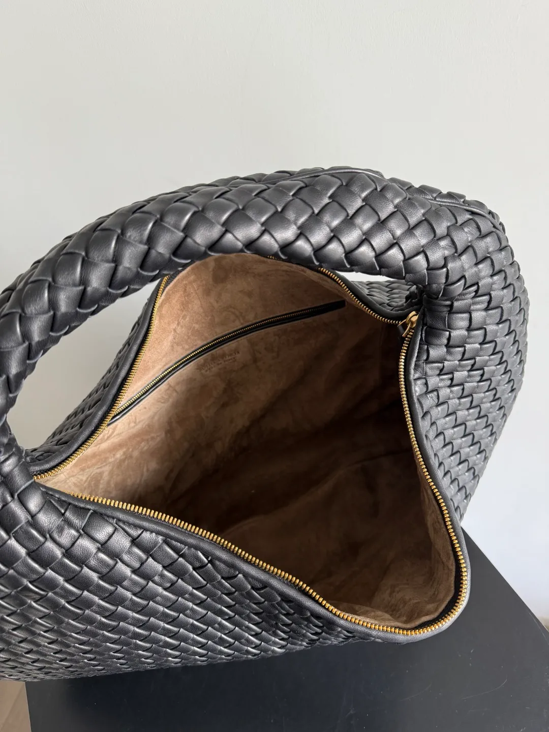 Batch 3260 Bottega Veneta Large Veneta Shoulder Bag Classic Reappearance The classic that has not been seen for many years has returned. Simple and round, soft and tough, it is reinterpreted from the perspective of modern aesthetics. The relaxed expression of the Hobo bag and the casual silhouette can be easily carried whether it is paired with commuting wear or casual style, and it shows an effortless sense of fashion~ Style number: 856739 Size: 59*39*6cm